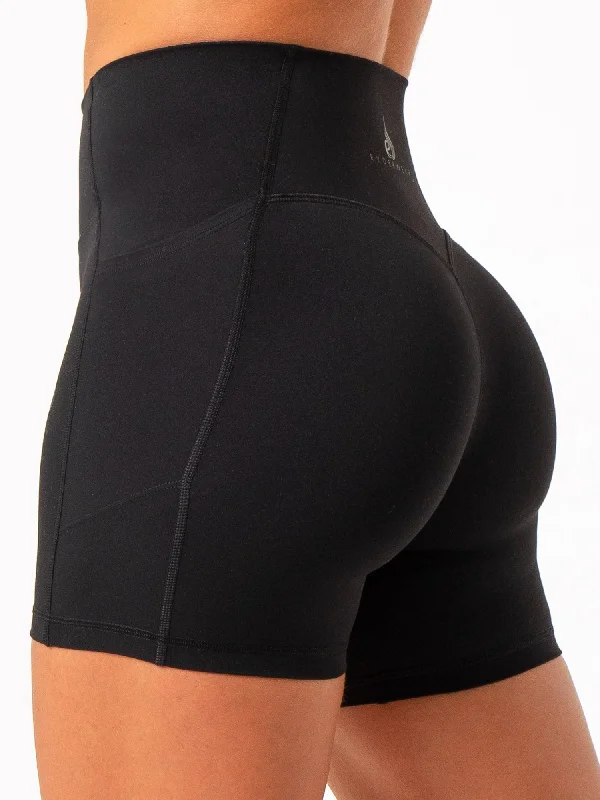 The ultimate guide to stylish women’s fashion   NKD Pocket Shorts - Black